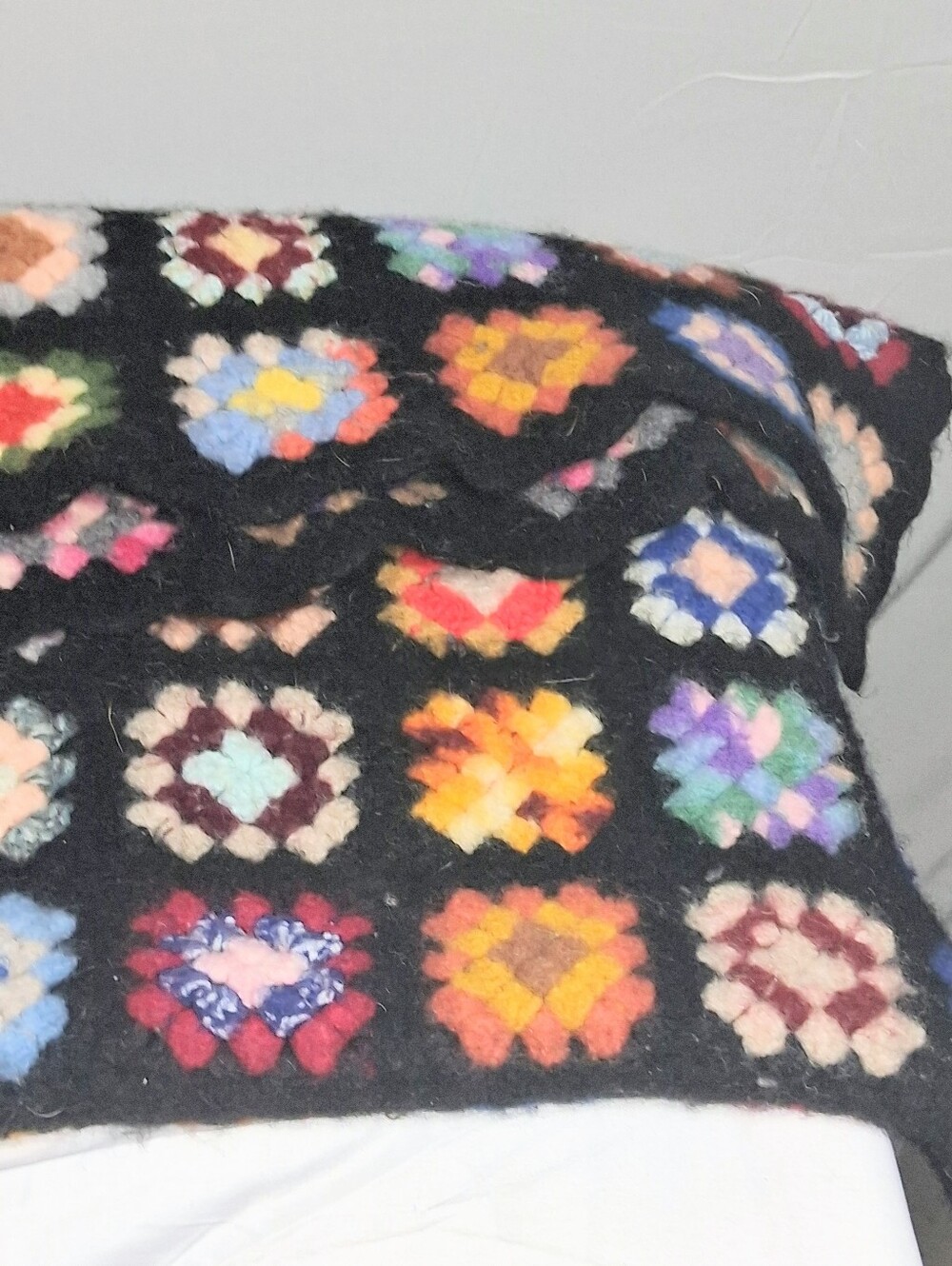 "Roseanne" Granny Square Heavy Wool 48x40 Handmade Vintage Scalloped Blanket - Picture 9 of 12